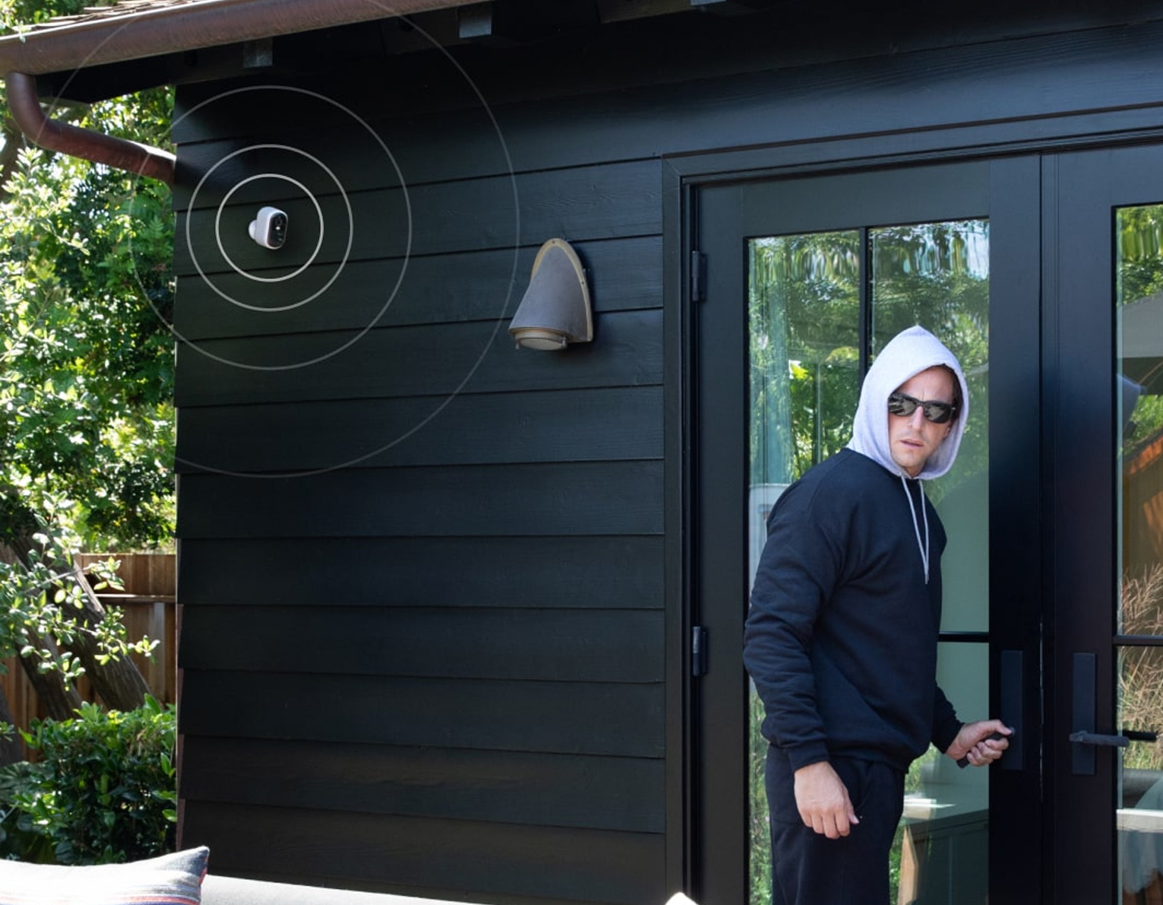 Activate the Integrated Siren to ward off unwelcome guests.