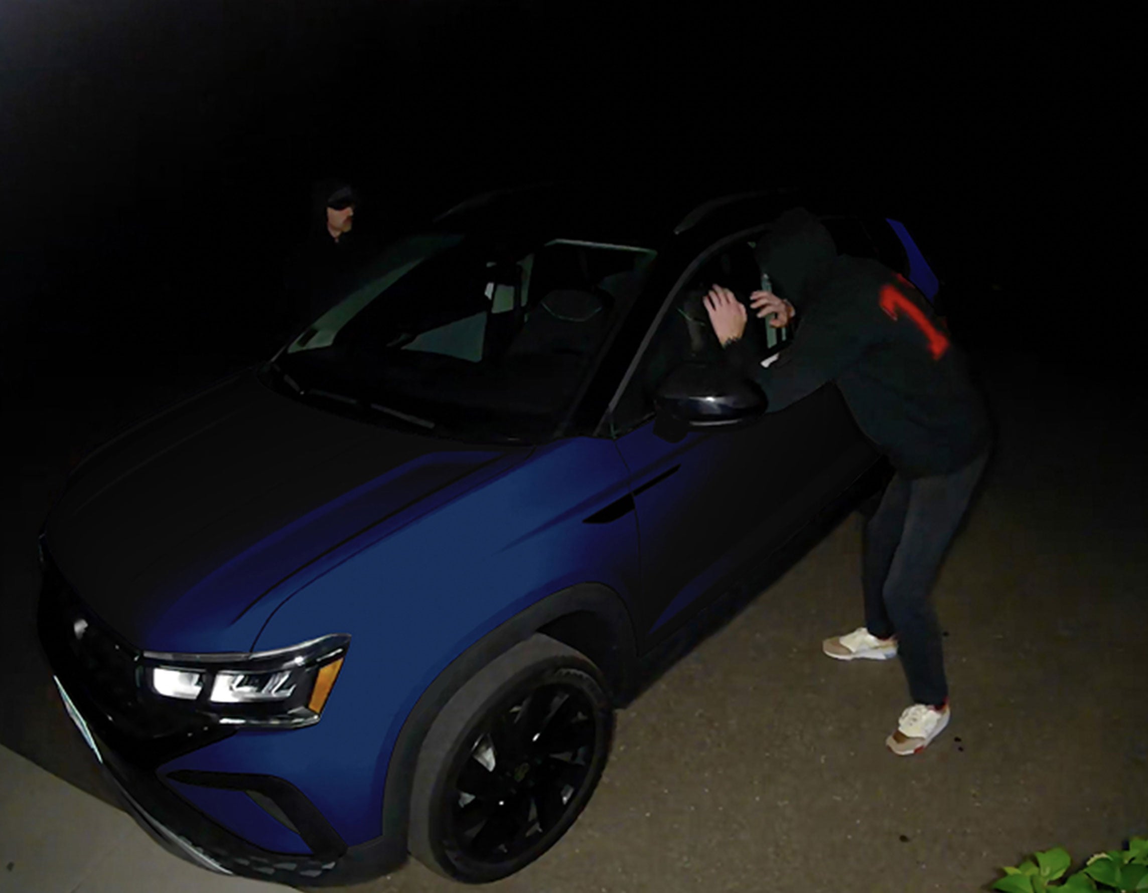 See all the details with Colour Night Vision even in low light.​