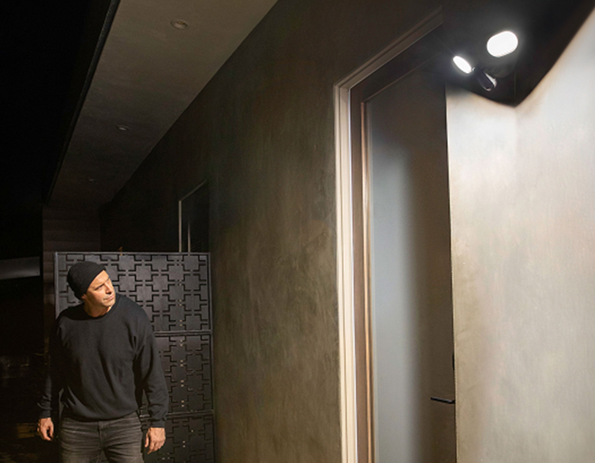 Ward off potential intruders by triggering the Integrated Siren.